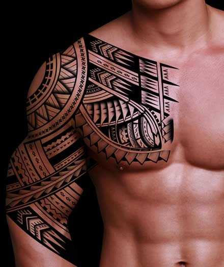 A tatuagem no estilo tribal no braço de homem - de- sol e padrões