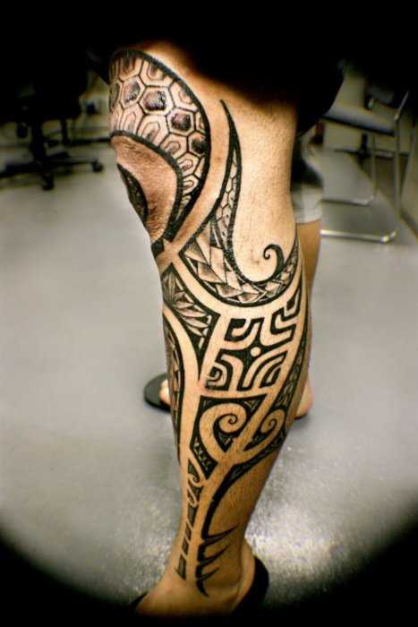 A tatuagem no estilo tribal no joelho do cara - de havaianas padrões