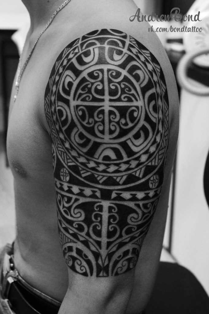 A tatuagem no estilo tribal no ombro de um cara - cfp