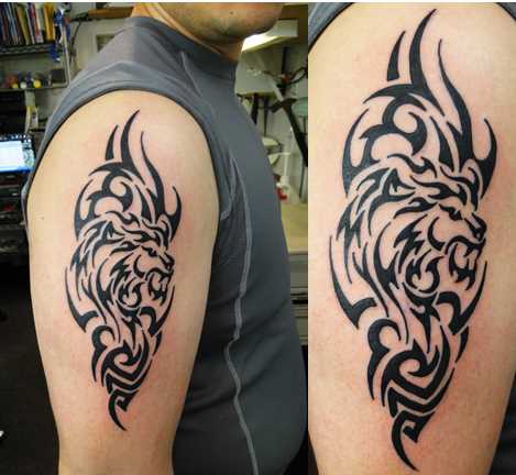 A tatuagem no estilo tribal no ombro de um cara - de- leão