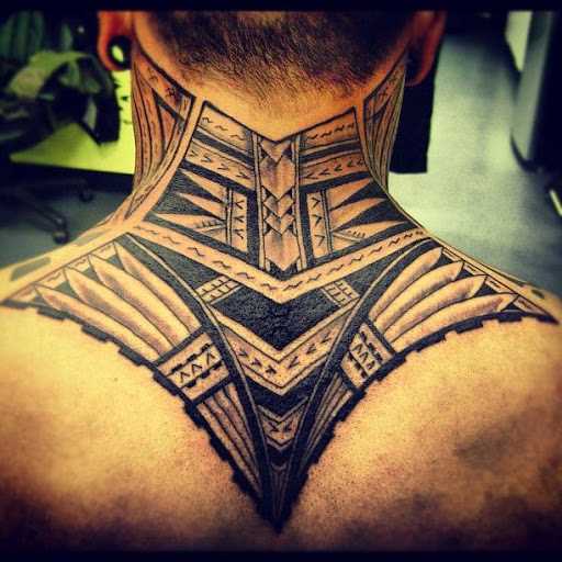 A tatuagem no estilo tribal no pescoço de um cara - padrões