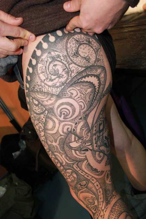 A tatuagem no estilo tribal no quadril, o cara - de tubarão