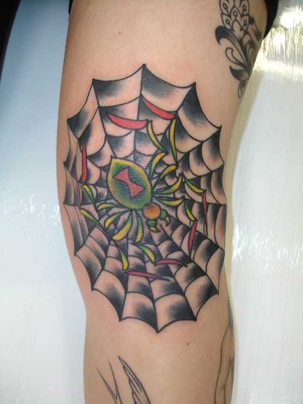 A tatuagem no joelho da menina - uma teia de aranha e a aranha