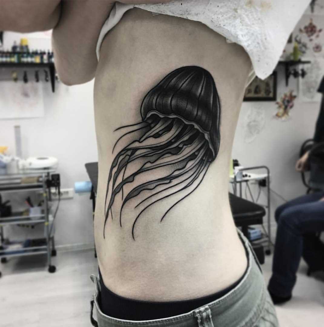 A tatuagem no lado da menina - água-viva