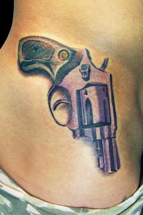 A tatuagem no lado da menina - arma