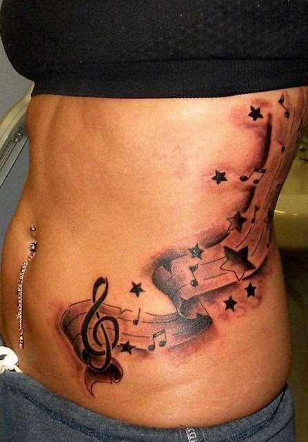 A tatuagem no lado da menina - as notas da clave de sol e as estrelas