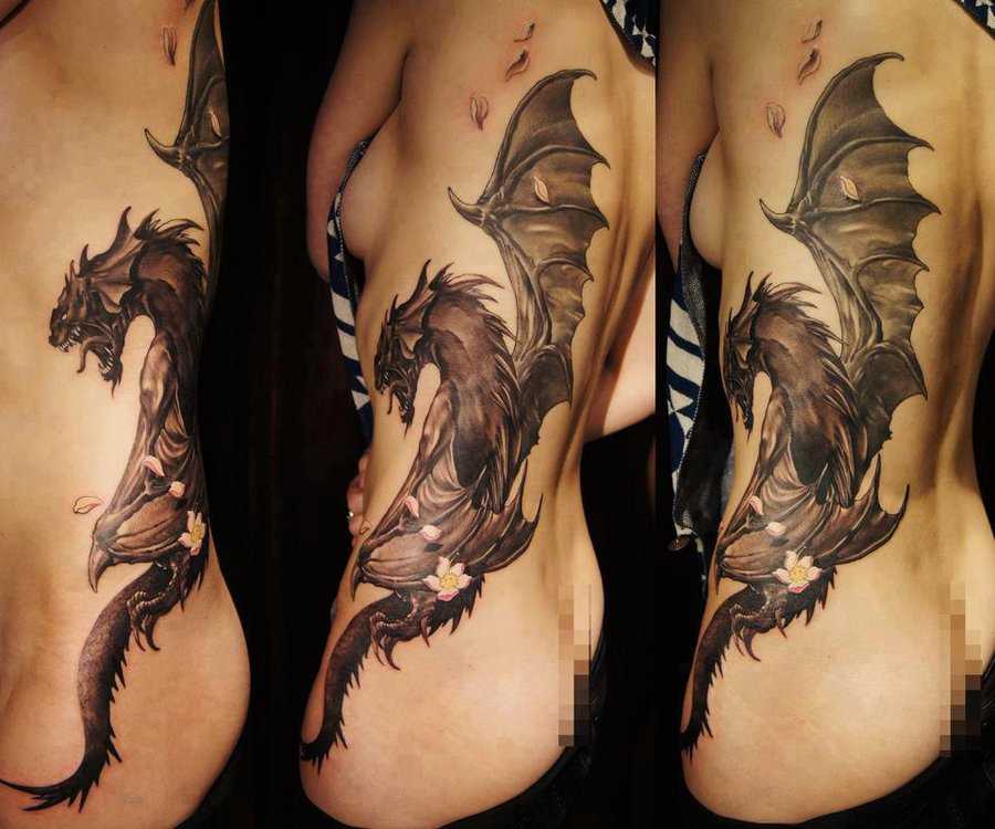 A tatuagem no lado da menina - dragão