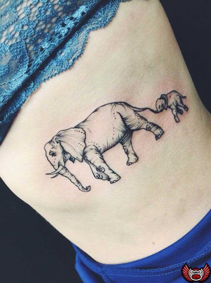 A tatuagem no lado da menina - elefantes