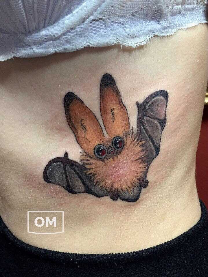 A tatuagem no lado da menina - morcego