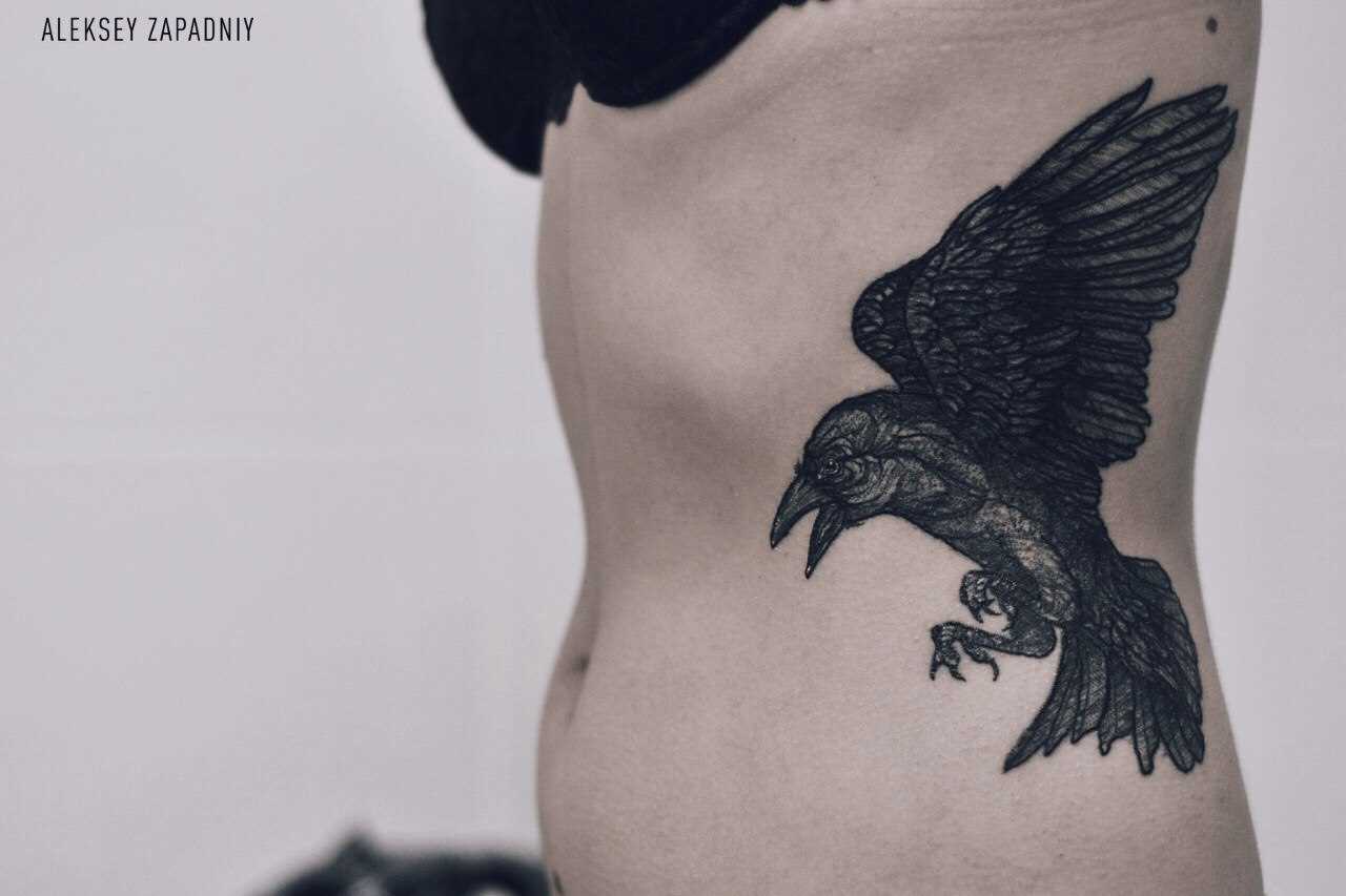 A tatuagem no lado da menina - o corvo