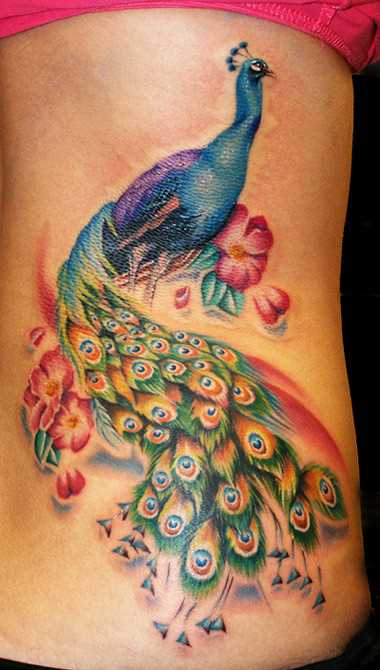 A tatuagem no lado da menina - pavão