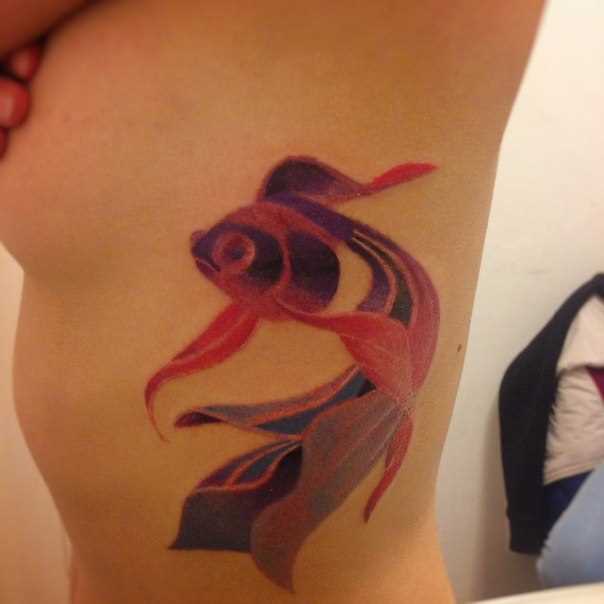 A tatuagem no lado da menina - peixe
