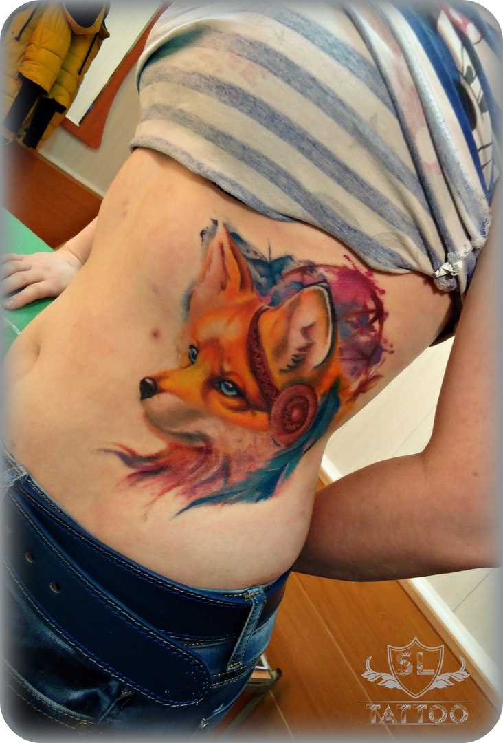 A tatuagem no lado da menina - raposa