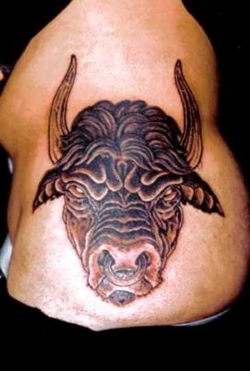 a tatuagem no lado da menina - touro