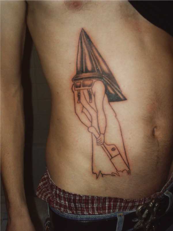 A tatuagem no lado de um cara - a pirâmide em forma da cabeça de uma pessoa