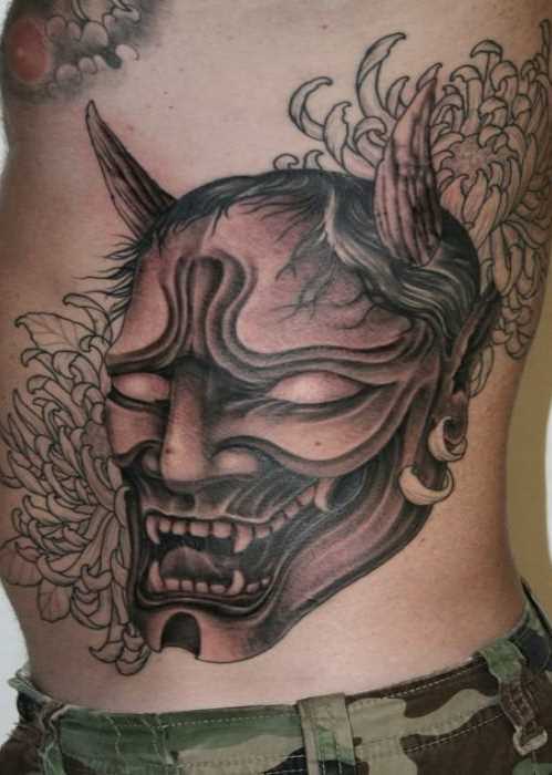A tatuagem no lado de um cara - ímpios máscara