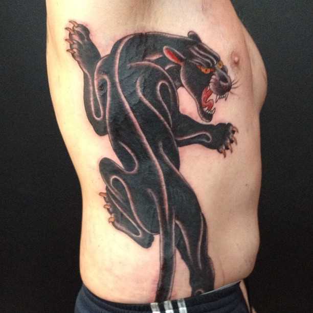 A tatuagem no lado de um cara - pantera