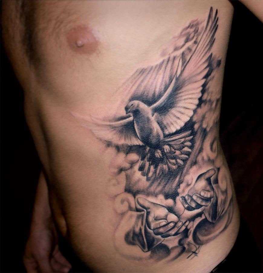A tatuagem no lado do cara - a pomba e mãos
