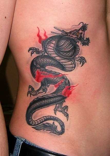 A tatuagem no lado do cara de dragão