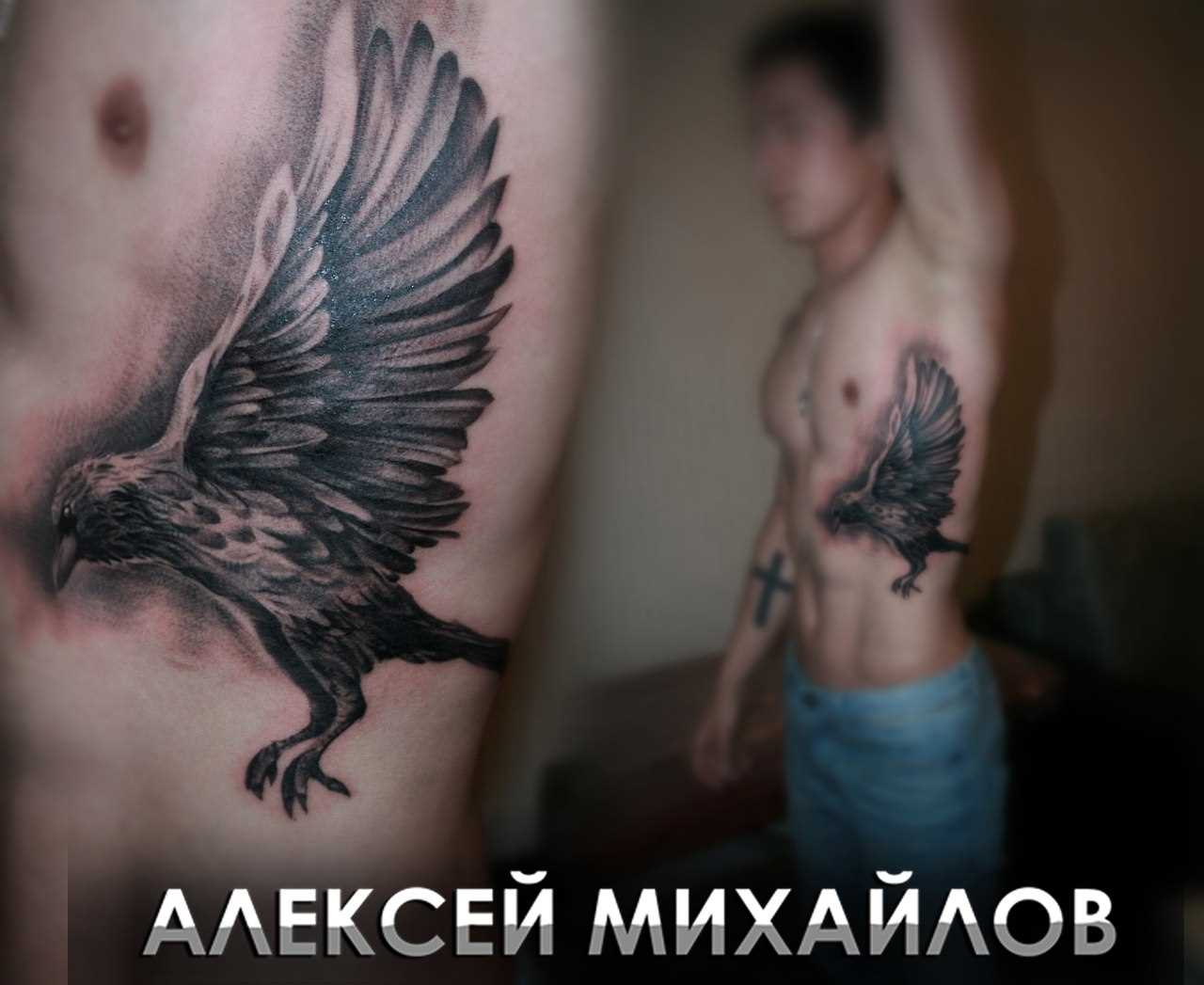 A tatuagem no lado do cara - o corvo