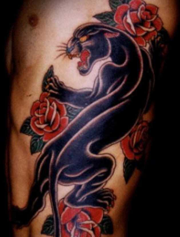 A tatuagem no lado do cara - pantera e rosas