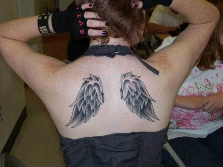 A tatuagem no lâminas meninas - asas