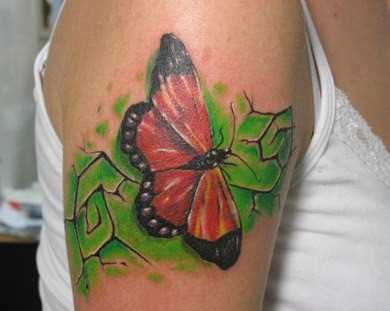 A tatuagem no ombro da menina - borboleta