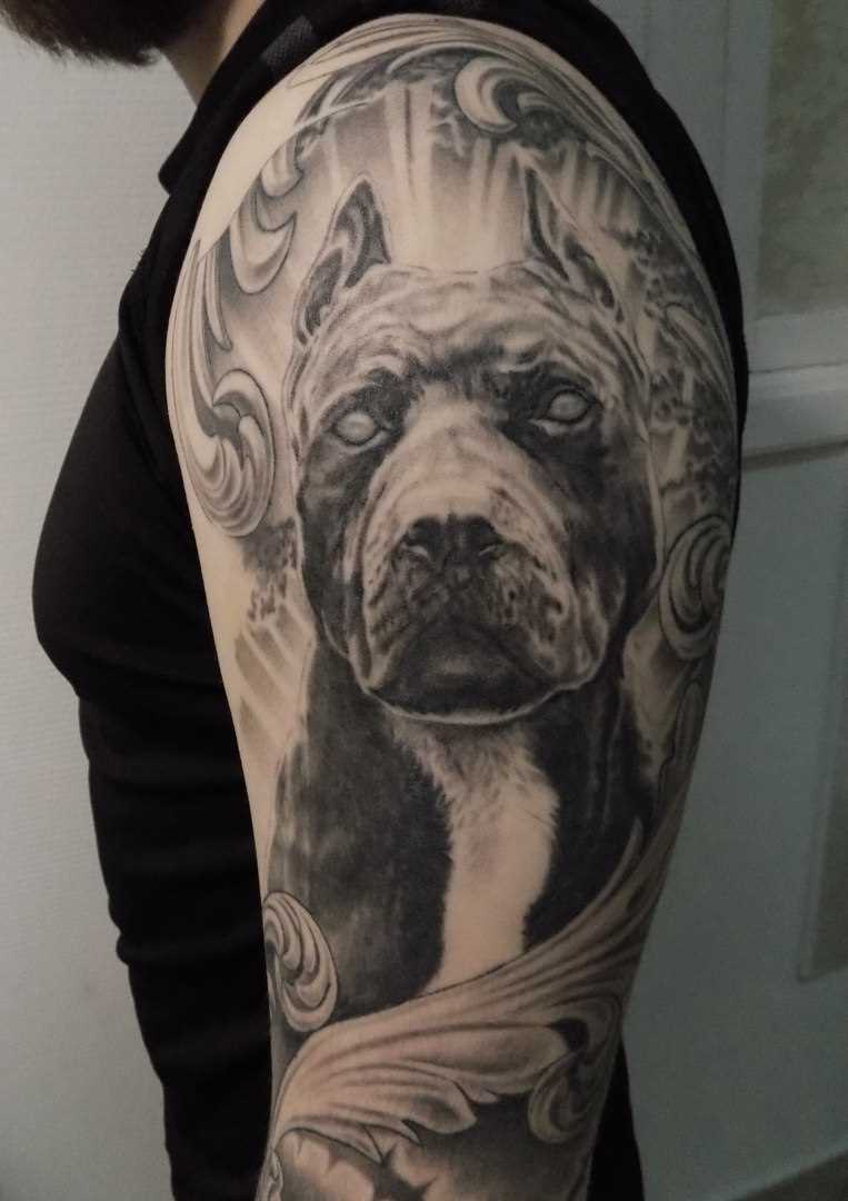 A tatuagem no ombro da menina - cão