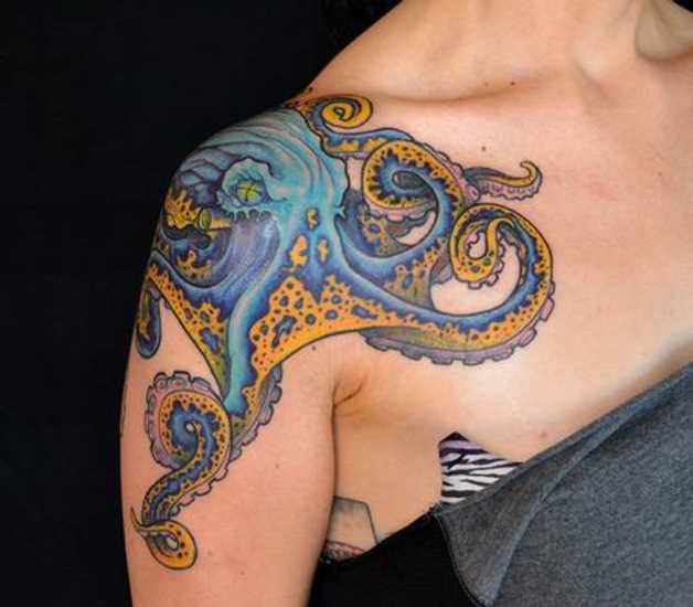 A tatuagem no ombro da menina com a imagem de um polvo