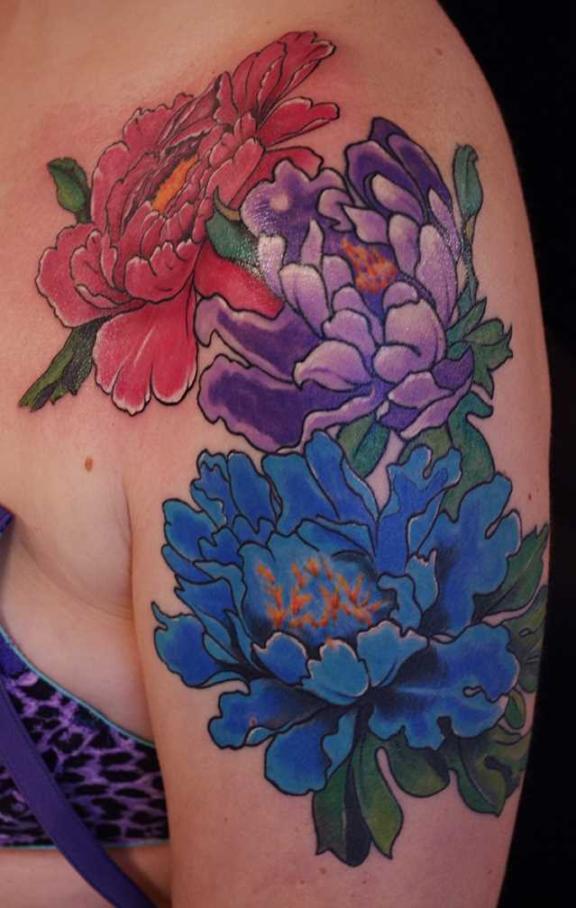 A tatuagem no ombro da menina - cores