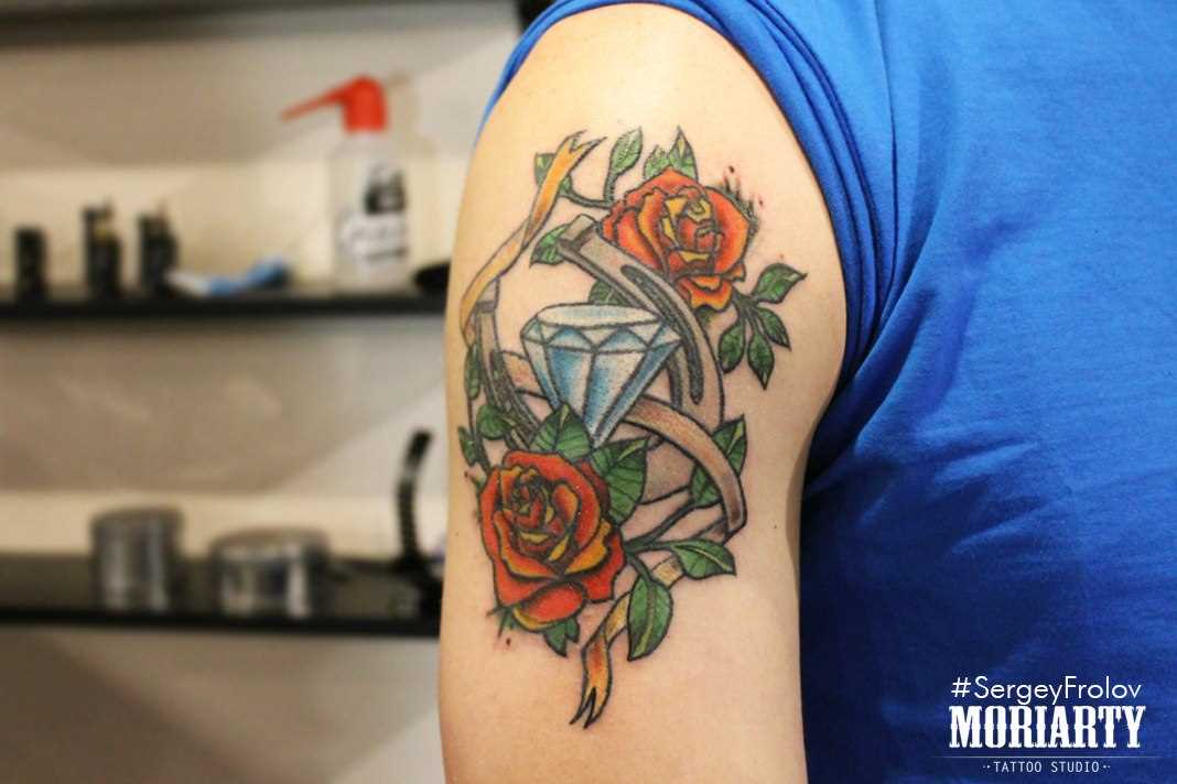 A tatuagem no ombro da menina - diamante e rosas