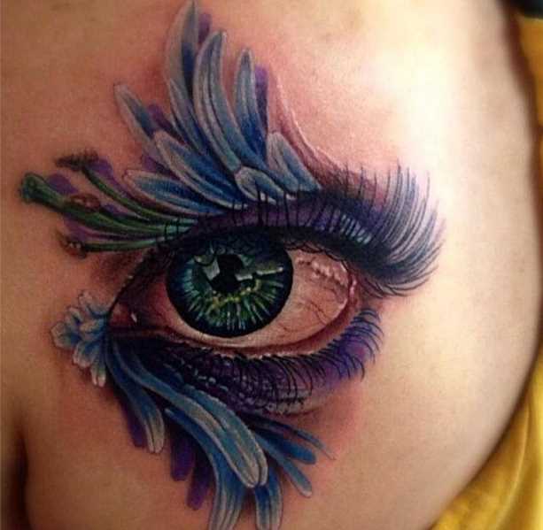 A tatuagem no ombro da menina do olho
