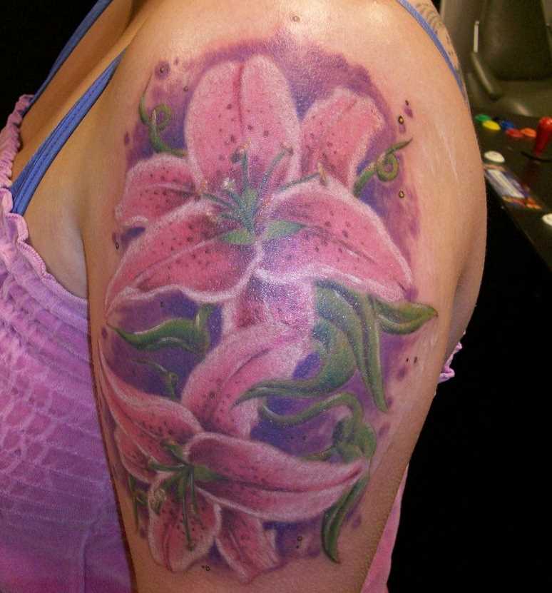 A tatuagem no ombro da menina em forma de lírio