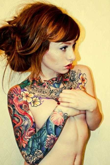 A tatuagem no ombro da menina em forma de polvo