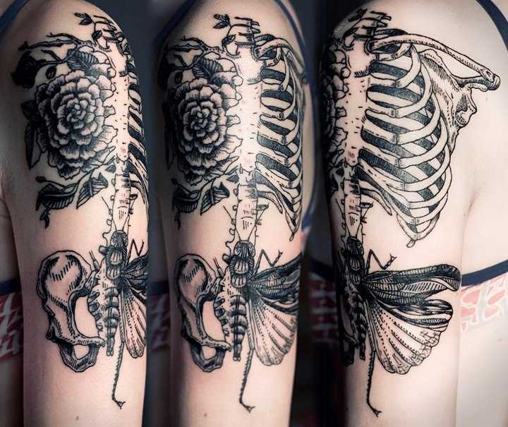 A tatuagem no ombro da menina - esqueleto e flores