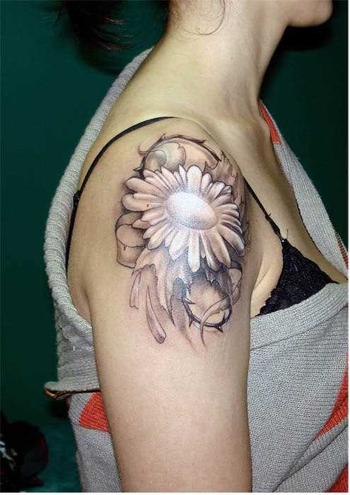 A tatuagem no ombro da menina - flor