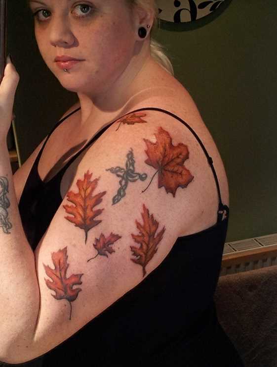 A tatuagem no ombro da menina - folhas de outono
