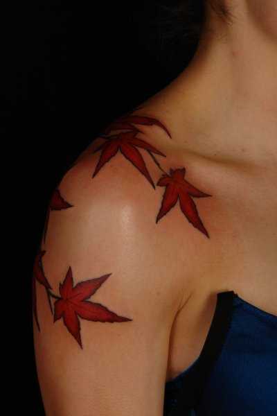 A tatuagem no ombro da menina - folhas