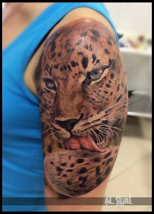 A tatuagem no ombro da menina - leopardo