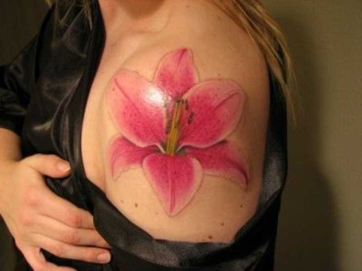 A tatuagem no ombro da menina - lírio