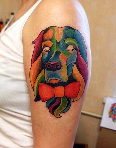 A tatuagem no ombro da menina no estilo aquarela - spaniel
