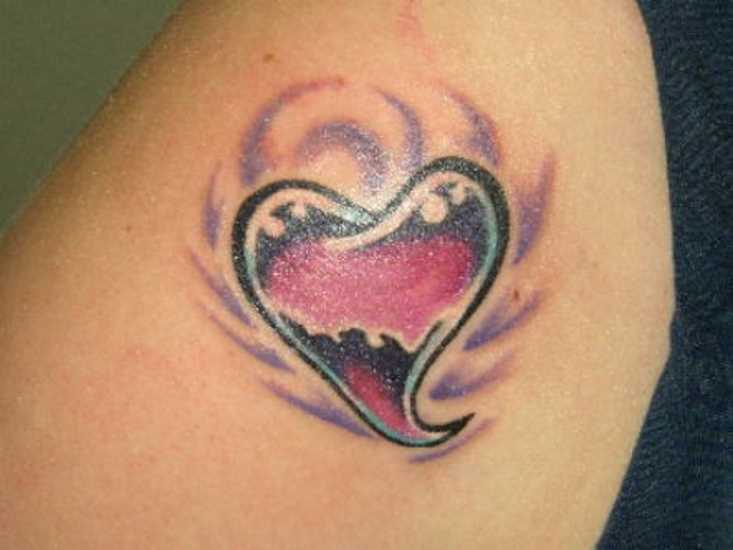 A tatuagem no ombro da menina - o coração de