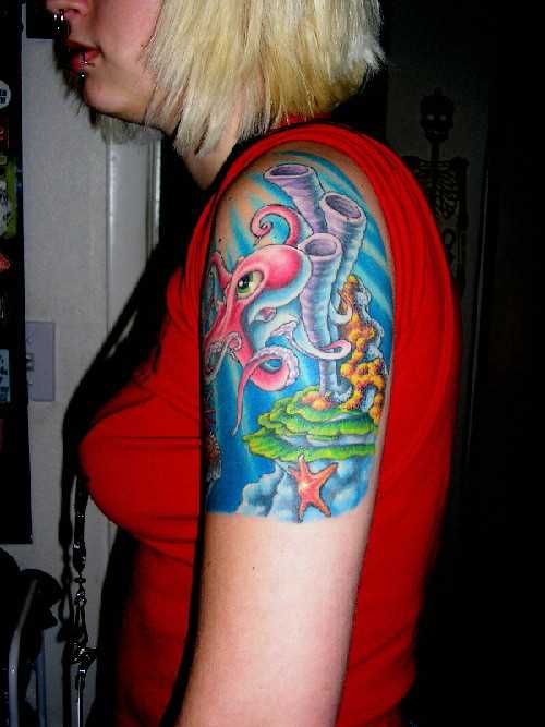 A tatuagem no ombro da menina - polvo