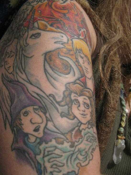 A tatuagem no ombro da menina - que é um unicórnio