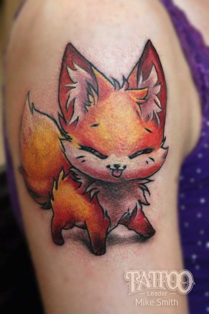 A tatuagem no ombro da menina - raposa