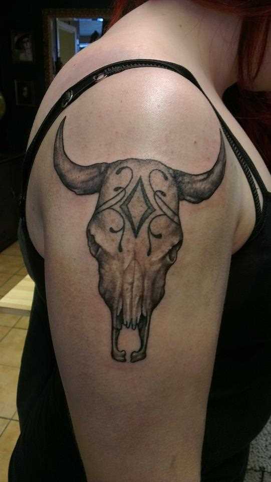 a tatuagem no ombro da menina - touro