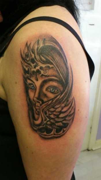 A tatuagem no ombro da menina - Valkyrie