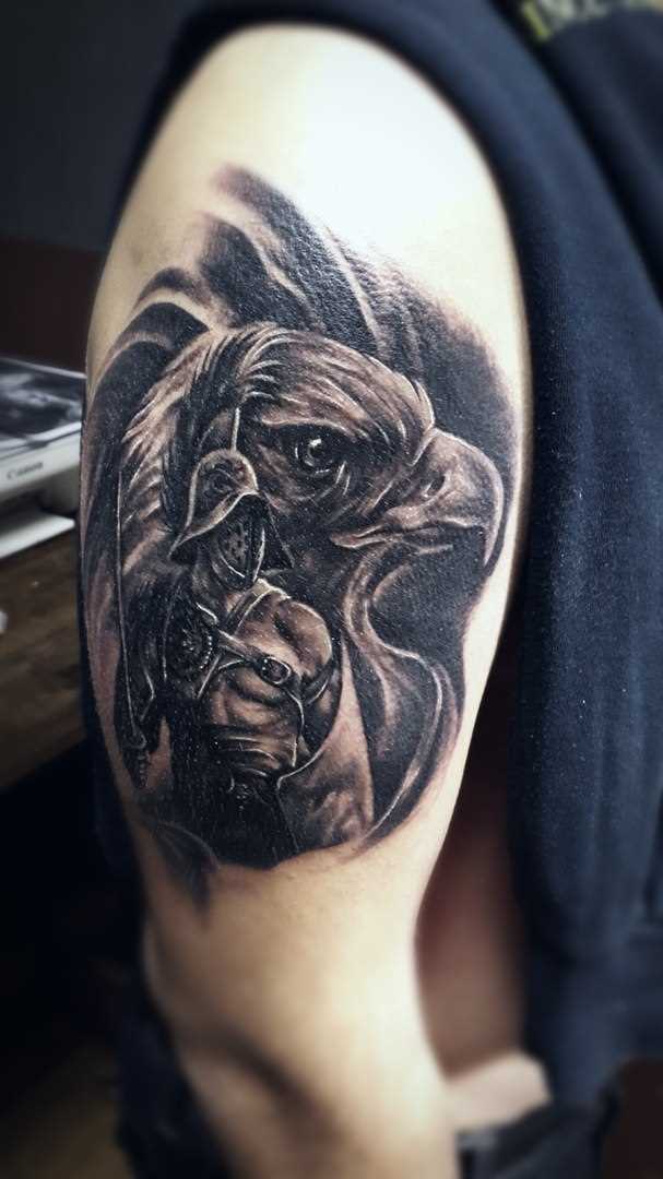 A tatuagem no ombro de um cara - a águia e o guerreiro