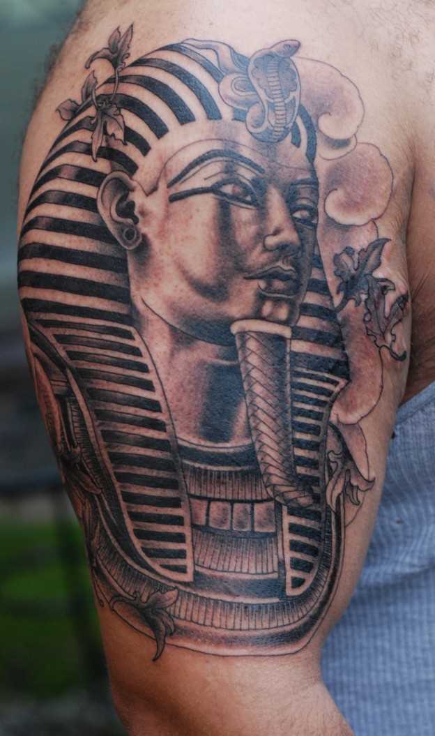 A tatuagem no ombro de um cara - a esfinge