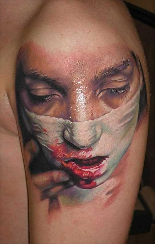 A tatuagem no ombro de um cara - a menina para dentro da máscara